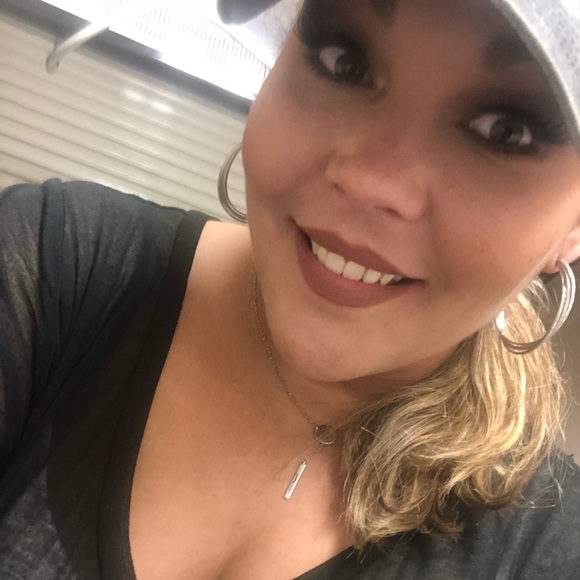 Hey Y’all!!! Roxanne here, you’re new Poshmarker! - Picture 1 of 8